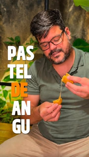 Pastel de angu puxando queijo