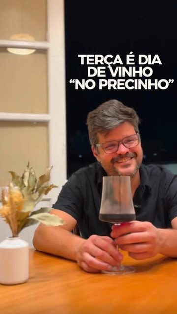 Taça de vinho tinto na mesa do Paredão